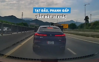 Cay cú vì không thể vượt, ô tô tạt đầu phanh gấp 'dằn mặt' xe khác