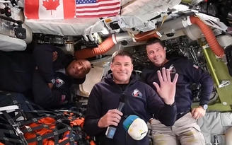 Phi hành gia chia sẻ cảm giác 'rơi khỏi bầu trời' trên đường lên mặt trăng