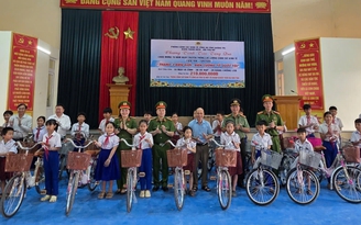 Trao tặng xe đạp, máy tính cho học sinh vùng biên giới Quảng Trị