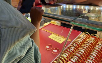 Giá vàng hôm nay 5.4.2026: Tăng gần 2 triệu đồng nhưng người mua vẫn lỗ