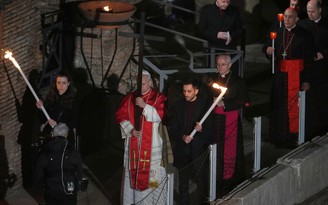 Giáo hoàng Leo nối lại truyền thống vác thánh giá trong lễ rước Thứ sáu Tuần Thánh