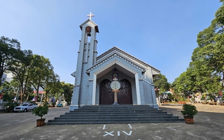 Nhà thờ Chính tòa Buôn Ma Thuột - kiến trúc nhà dài Ê Đê truyền thống