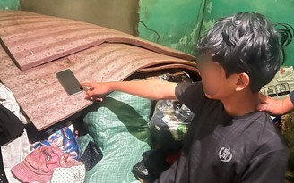 Ba thiếu niên cùng 15 tuổi dùng xà beng phá khóa cửa hàng, trộm 5 iPhone