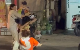 Vượt rào chắn tàu hỏa, còn hành hung nhân viên đường sắt