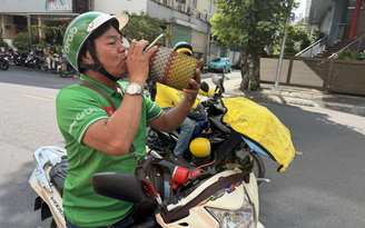 Tài xế công nghệ 'vật lộn' với nắng nóng gần 40 độ C
