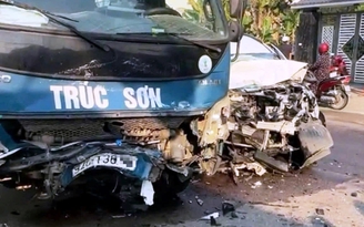 Đà Nẵng: 2 xe ô tô đối đầu, 1 người tử vong, nhiều người bị thương