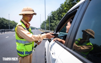 Ngồi ghế sau không thắt dây an toàn vẫn bị phạt, tài xế cũng liên đới trách nhiệm