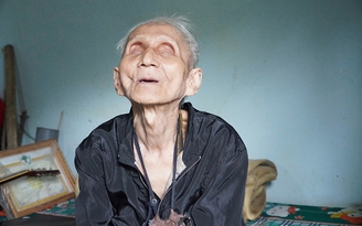 Cụ ông mù lòa sống vất vả một mình