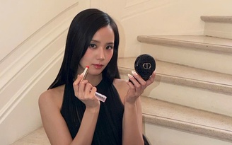 Jisoo (BlackPink) 'chơi lớn', tặng túi Dior cho nhân viên