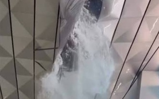 Sập trần nhà ga sân bay lớn hàng đầu Đông Nam Á, nước chảy như thác