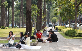Công viên TP.HCM cao điểm nắng nóng: Người dân đi picnic, trải bạt dưới bóng cây 'giải nhiệt'