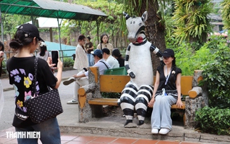 Đi Thảo Cầm Viên xem thú? Nhiều người giờ chỉ mê chụp hình với tượng