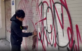 TP.HCM: Thanh niên mang 8 chai sơn đi vẽ bậy thì bị công an phát hiện