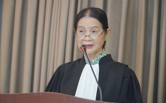 Luật sư hào hứng với cái ‘lưỡi thẳng’ của mình trên áo choàng mới