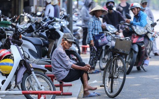 Nắng nóng ở Huế vượt đỉnh điểm, người lao động oằn mình: 'Thở thôi cũng đủ mệt'
