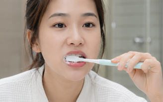 Đánh răng trước hay sau ăn sáng: Thời điểm nào tốt hơn?