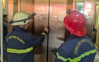 Giải cứu 7 người mắc kẹt trong thang máy thẩm mỹ viện ở TP.HCM