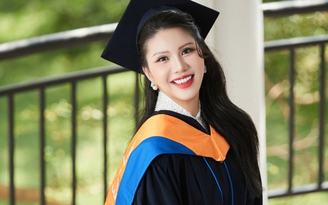'Hoa hậu hàng không' Loan Vương nhận 2 bằng thạc sĩ ở tuổi 40