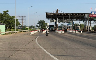 Lái xe máy chở 3, học sinh lớp 9 tông barie trạm thu phí tử vong