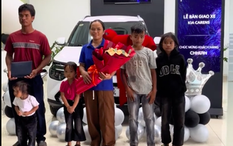 Vợ chồng làm rẫy nuôi 4 con mua ô tô sau nhiều năm tích góp, thanh toán tiền mặt
