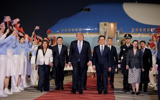 Tổng thống Trump hạ cánh xuống Bắc Kinh, bắt đầu chuyến công du Trung Quốc