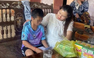 Bé trai nghi bị mẹ kế và bố đẻ đánh phải nhập viện điều trị