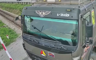Tài xế xe tải cố tình vượt gác chắn đường sắt