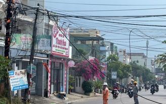 Cháy trụ điện, dây rơi xuống đường: Người phụ nữ bỏ xe máy tháo chạy