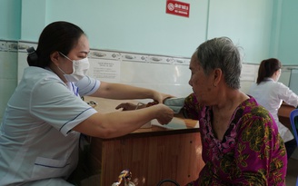 Cà Mau khám sức khỏe miễn phí, hướng đến phủ sổ sức khỏe điện tử toàn dân
