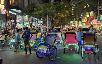 Lái xích lô tại Nha Trang bắt buộc sẽ phải đội mũ bảo hiểm?