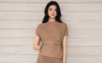 Phối đồ công sở ấn tượng hơn cùng chân váy xếp ly