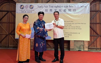 Đoàn khách Đài Loan thích thú mặc áo dài, thưởng thức ẩm thực Việt