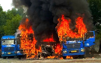 Cháy bãi đậu xe ở TP.HCM, nhiều ô tô đầu kéo bị thiệt hại