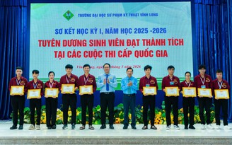 Một trường đại học trao 5 tỉ đồng học bổng cho sinh viên học tập xuất sắc