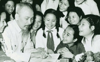 Ánh sáng Hồ Chí Minh soi đường cho chúng ta đi