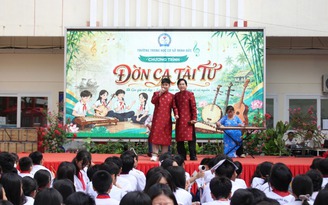 NSƯT Kim Tử Long cùng con tái diễn trích đoạn cải lương kinh điển ở trường học