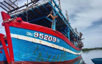 Tàu cá Quảng Ngãi gặp nạn trên biển, 14 ngư dân vào bờ an toàn