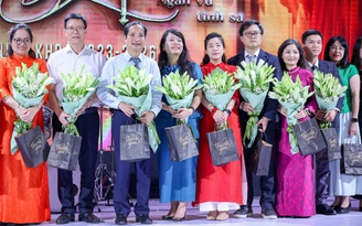 'Hãy viết tiếp câu chuyện cuộc đời bằng trí tuệ, bằng lòng nhân ái’