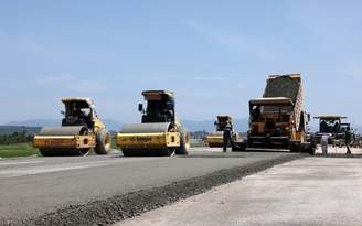 Giá vật liệu ‘nhảy múa’, nhà thầu giao thông chật vật lo tiến độ