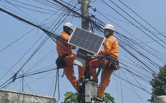 Ánh sáng điện mỗi đêm là 'mạch sống' của những ngày đại dịch