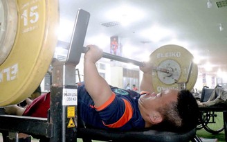 Phía sau những tấm huy chương của 2 chàng trai khuyết tật