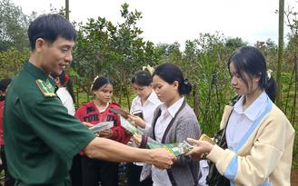 Chung dòng máu Lạc Hồng: Người lính đưa công nghệ số đến với đồng bào vùng biên