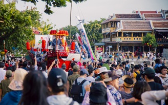 Rực sắc Nhật Bản giữa phố cổ Hội An, du khách chen chân trải nghiệm