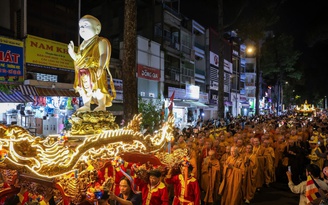 Phật đản 2026: Hàng ngàn phật tử TP.HCM cung rước tượng Phật ngọc bảo tướng sơ sanh