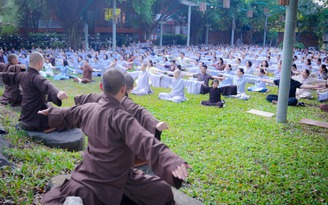 Mùa Phật đản: Bài học 'buông bỏ cái tôi' của những người trẻ gồng mình sống ảo