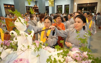 Người dân TP.HCM đi chùa tắm Phật, tìm bình an mùa Phật đản 2026
