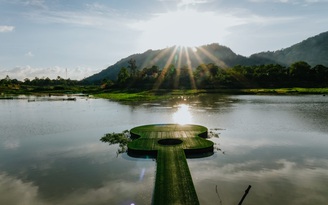 Về hồ Ô Thum ngắm non nước hữu tình, thưởng thức gà đốt lá chúc