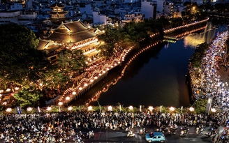 Hàng ngàn người đổ về chùa Pháp Hoa: 6.000 đóa hoa đăng sáng rực mừng Phật đản