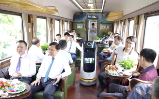 Lần đầu tiên đường sắt đưa robot AI phục vụ trên tàu