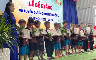 Bế giảng đặc biệt: Học sinh vùng cao Đà Nẵng nhận thưởng bằng sâm giống Ngọc Linh